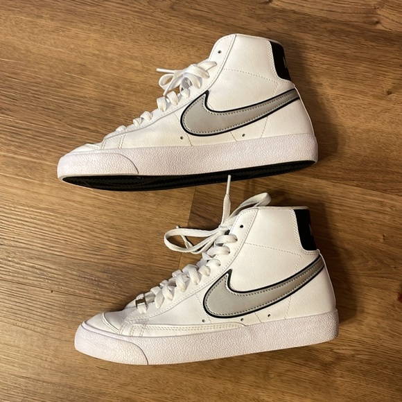 Nike White Shoes, Worn once Before (Crease in front of shoes), Gray Nike Logo - Picture 4 of 7